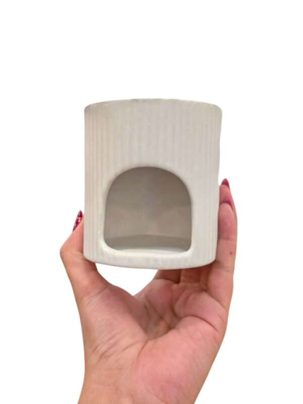 Ceramiczny kominek do wosków zapachowych – biały prążkowany